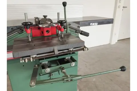 Mortaiseuse Kity 652 verte et rouge avec leviers et molettes.