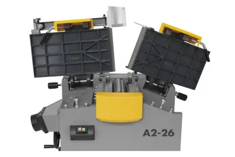 Machine A2-26 avec deux tables noires inclinées, un levier jaune et un interrupteur.