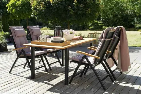 Ensemble de jardin avec table en bois pour table extérieur et chaises confortables, prêt pour un repas ensoleillé.