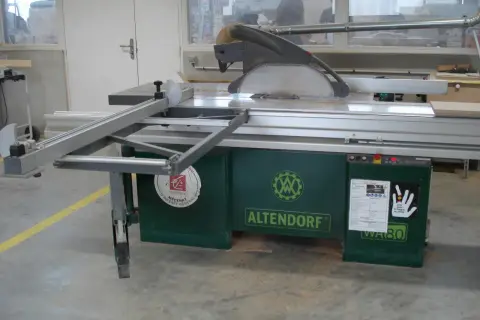 Scie circulaire Altendorf WA80 prête pour une coupe à 45°. La lame est visible sous le carter de protection.