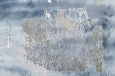 Surface texturée, décolorée, avec des traces de colle sèche. Un défi pour savoir comment enlever de la colle sèche sans abîmer le support.