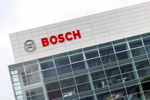Le bâtiment de Bosch, qui fabrique la marque Bosch, avec son logo rouge vif sur fond blanc et ses grandes fenêtres.