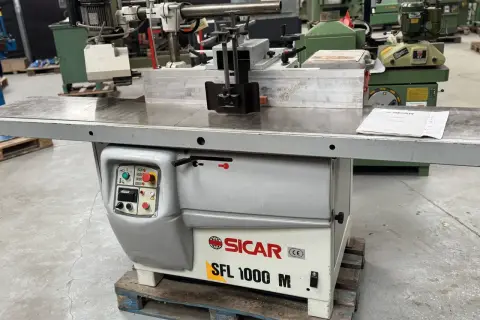 Toupie chambon Sicar SFL 1000 M, machine à bois professionnelle avec son moteur et son guide.