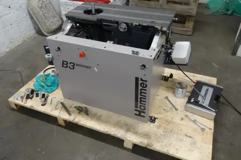 Le marteau B3 winner, prêt pour le montage, est posé sur une palette avec des outils.