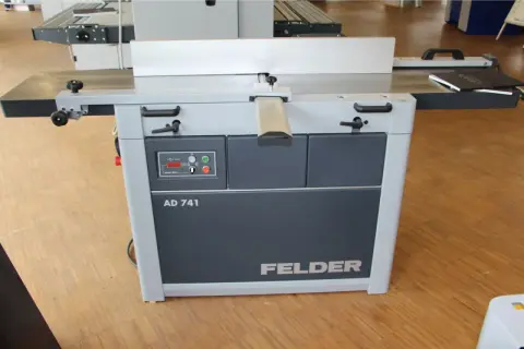 Raboteuse Felder AD 741, machine à bois professionnelle pour un travail de précision.