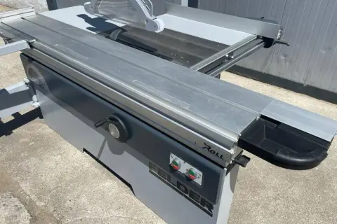 Scie à format FELDER avec chariot et lame de précision, prête pour des coupes parfaites.