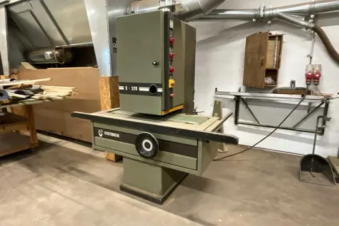 Machine à bois Vertongen S-320, idéale pour un site outillage occasion. Un aspirateur industriel est visible au-dessus.