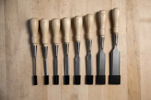 Ensemble de ciseaux à bois de qualité, un indispensable pour tout **matériel d'ébéniste**. Ces outils de précision sont prêts à façonner le bois.