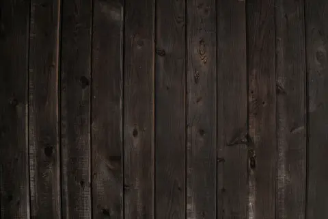 Planches de bois sombre, aspect vieilli, parfait pour noircir du bois et créer une ambiance rustique.