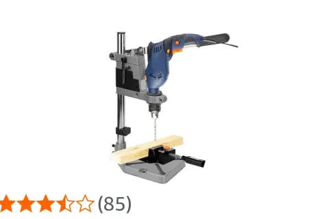 Perceuse fixée sur un support d'établi, prête à percer une pièce de bois.