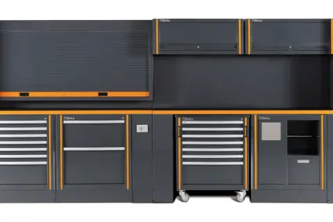 Ensemble d'ateliers modulaires gris et orange de marque Beta, avec tiroirs, armoires et un volet roulant.
