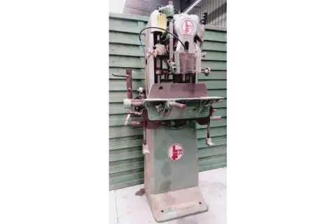 Mortaiseuse Lyon Flex, une machine d'atelier robuste et fiable, prête pour de nouveaux projets de menuiserie.