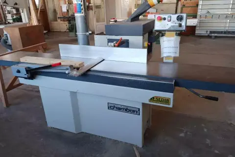 Une machine à bois Chambon, prête à travailler le bois avec précision.