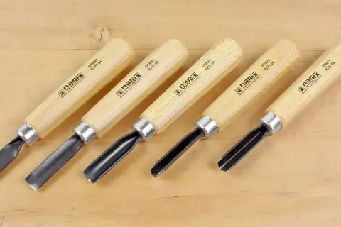Ensemble de cinq gouges Narex, un outil de sculpteur essentiel pour le travail du bois.