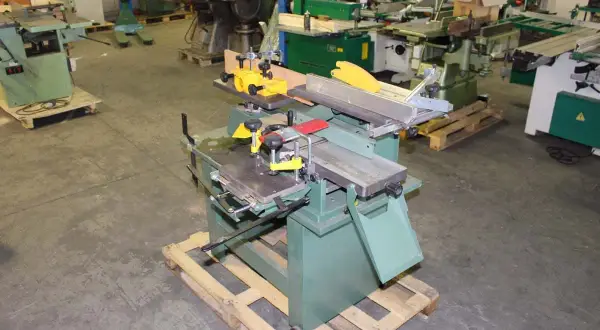 Un combiné kity occasion, machine à bois polyvalente, est prêt pour de nouveaux projets.