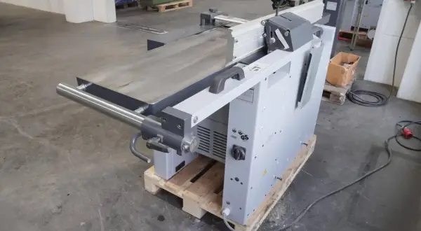 Détail d'une dégauchisseuse Felder AD 941, machine d'atelier pour le travail du bois, sur palette en bois.