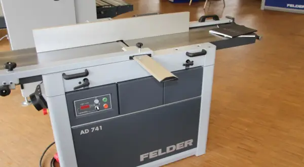 Détail de la dégauchisseuse FELDER AD 741, machine professionnelle pour le travail du bois.