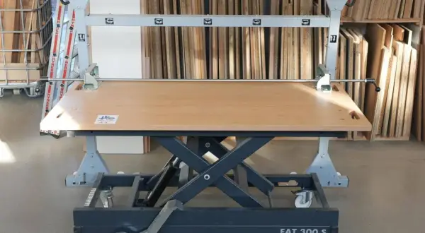 Table élèvatrice Felder FAT 300 S, idéale pour manipuler de grandes pièces de bois.