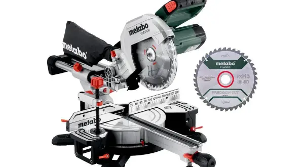 Une scie à onglets Metabo KGS 216M avec lame de précision. Avis marque Metabo pour les professionnels.