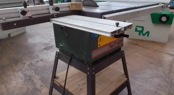 Scie Kity 419, une machine à bois robuste, prête à découper avec précision.