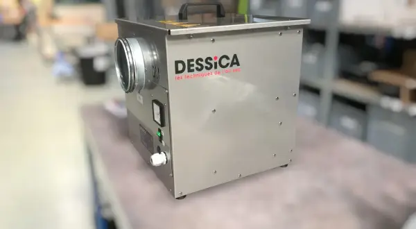 Un déshumidificateur DESSICA, idéal pour savoir quel déshumidificateur choisir. Appareil métallique avec une entrée d'air ronde et un panneau de contrôle.