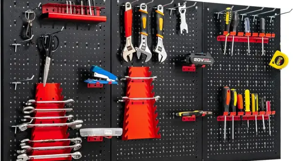 Panneau porte outils fait maison, organisé avec clés, tournevis, ciseaux, agrafeuse, mètre et batterie. Un rangement pratique pour votre atelier.