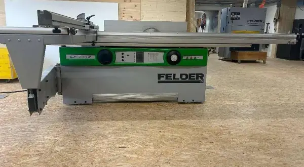 Un combiné Felder CF 700 S, machine à bois professionnelle, prêt pour des coupes précises.