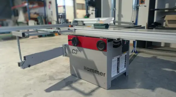 Une scie circulaire de menuiserie Hammer C3 31, prête pour des coupes précises dans un atelier.
