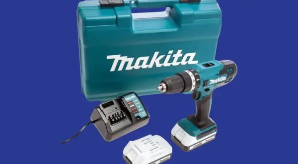 Ensemble d'outils sans fil Makita : perceuse, chargeur, batterie et mallette de transport.