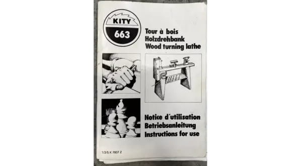 Manuel d'instructions pour le tour à bois KITY 663. Illustrations de mains travaillant le bois, d'un tour et de pièces d'échecs.