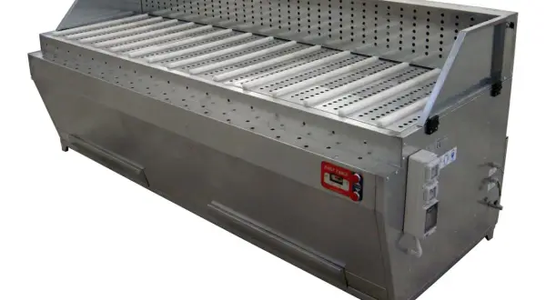 Table de ponçage en métal avec rouleaux blancs et système d'aspiration intégré pour un environnement de travail propre.