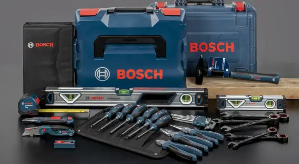 Ensemble d'outils de la marque Bosch : boîtes de rangement, niveaux, tournevis, pinces, clés Allen, marteau et cutter.