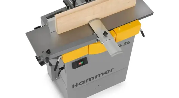 Rabot dégau Hammer prêt à aplanir une planche de bois.