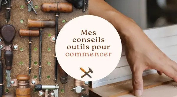 Collection d'un vieil outil ébéniste sur un panneau perforé, avec une main travaillant le bois. Conseils pour débuter.