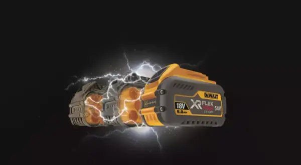 Trois batteries DeWalt en gros plan, avec des éclairs, illustrant la compatibilité batterie DeWalt.