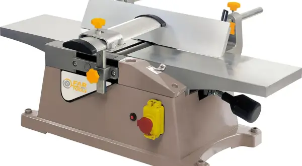 Une dégauchisseuse FAR TOOLS, machine à bois avec tables métalliques, guide réglable et boutons de commande jaunes et rouges.