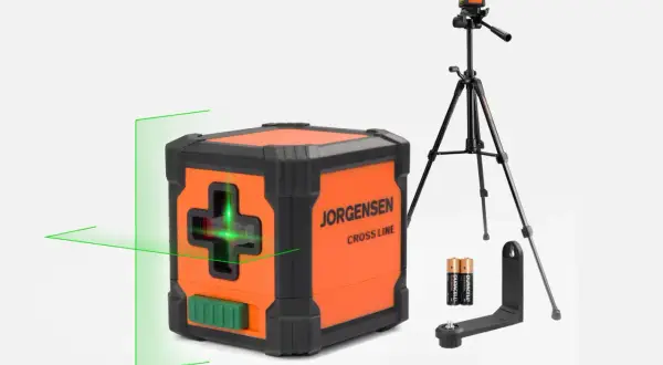 Niveau laser JORGENSEN avec croix verte projetée. Inclut trépied, piles et support. Un outil précis pour tout bricoleur.