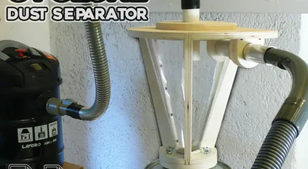 Un aspirateur industriel relié à un filtre cyclonique en bois et plastique transparent. Idéal pour un atelier propre.