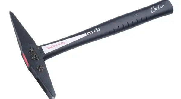 Ce type de marteau, un marteau de soudeur de 400g en carbone, possède une tête pointue et plate pour le travail du métal.