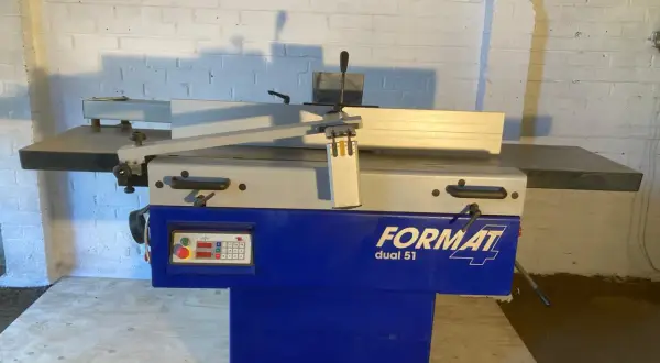 Dégauchisseuse FORMAT Dual 51, une machine professionnelle pour le travail du bois, prête à aplanir vos pièces.