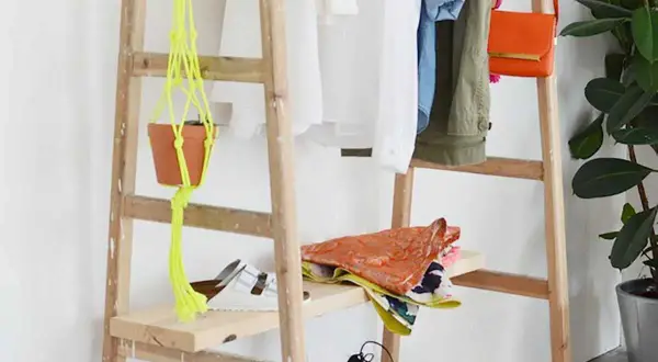 Étagère à vêtements DIY, un dressing fait maison pas cher avec des plantes suspendues et des chaussures.