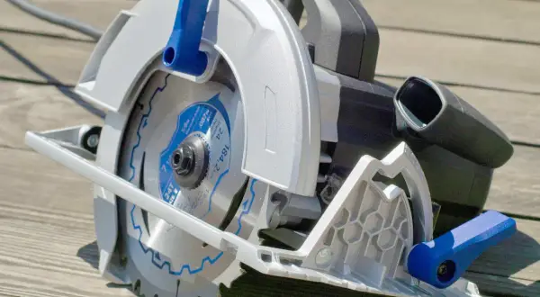 Une scie circulaire argentée et bleue, prête à l'emploi. Idéale pour choisir votre nouvel outil de bricolage.