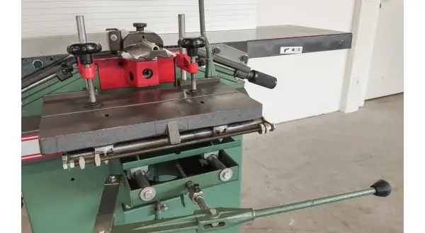 Mortaiseuse Kity 652 verte et rouge avec leviers et molettes.