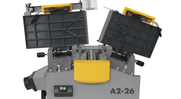 Machine A2-26 avec deux tables noires inclinées, un levier jaune et un interrupteur.