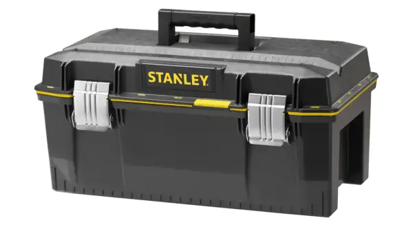 Boîte à outils noire de la marque Stanley, avec poignée et fermoirs argentés. Prête à organiser vos outils.