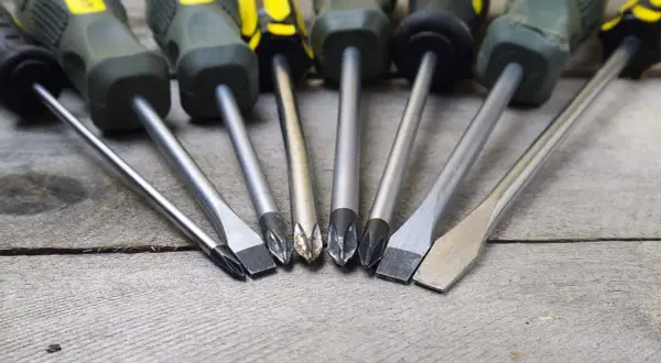 Ensemble de tournevis, incluant plusieurs types de tournevis à tête plate et cruciforme, prêts pour tout projet de bricolage.