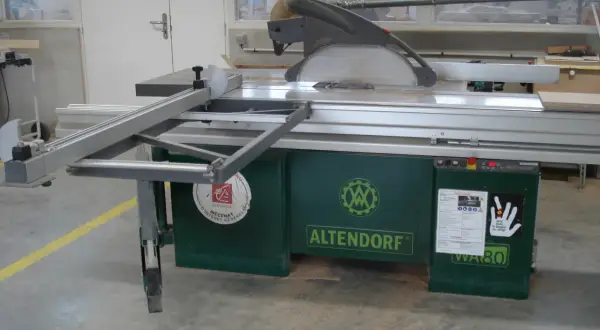 Scie circulaire Altendorf WA80 prête pour une coupe à 45°. La lame est visible sous le carter de protection.