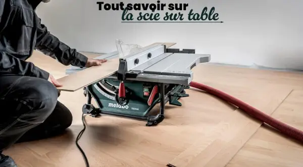 Un homme utilise une scie sur table pour découper une lame de parquet. Le texte "Tout savoir sur la scie sur table" est visible.