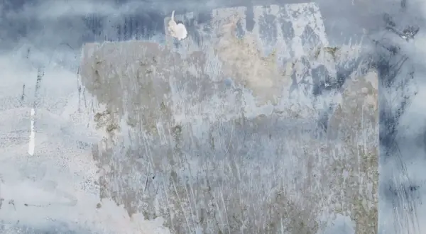 Surface texturée, décolorée, avec des traces de colle sèche. Un défi pour savoir comment enlever de la colle sèche sans abîmer le support.
