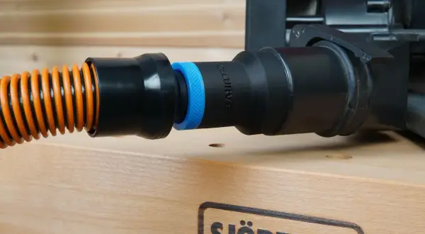 Adaptateur pour brancher un aspirateur sur une ponceuse, assurant un environnement de travail propre.